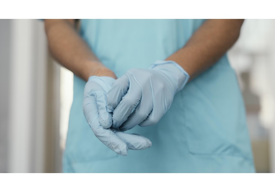 El uso correcto de los guantes en residencias geriátricas: protección y responsabilidad